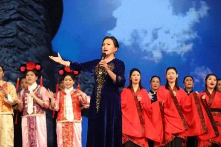 M6 米乐企业员工和居民同台演出志愿者和老人共做月饼…暖意融融庆双节(图2)