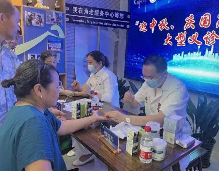 M6 米乐企业员工和居民同台演出志愿者和老人共做月饼…暖意融融庆双节(图4)