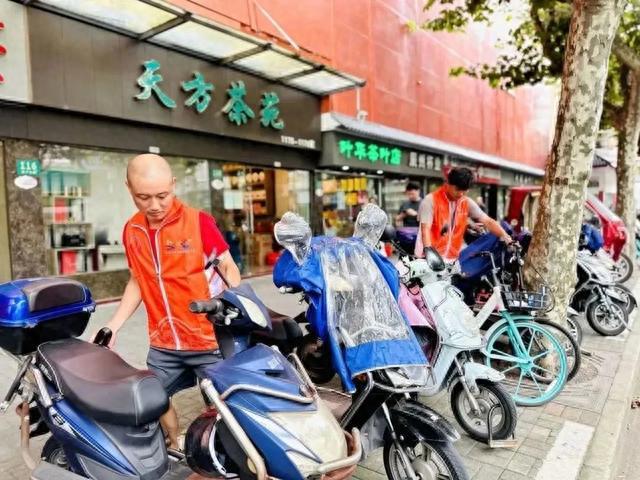 暖心服务、消费优惠、节日活动……一张“小哥服务地图”实现了一场温暖米乐 M6的双向奔赴(图11)