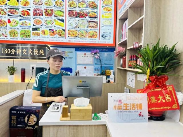 暖心服务、消费优惠、节日活动……一张“小哥服务地图”实现了一场温暖米乐 M6的双向奔赴(图9)
