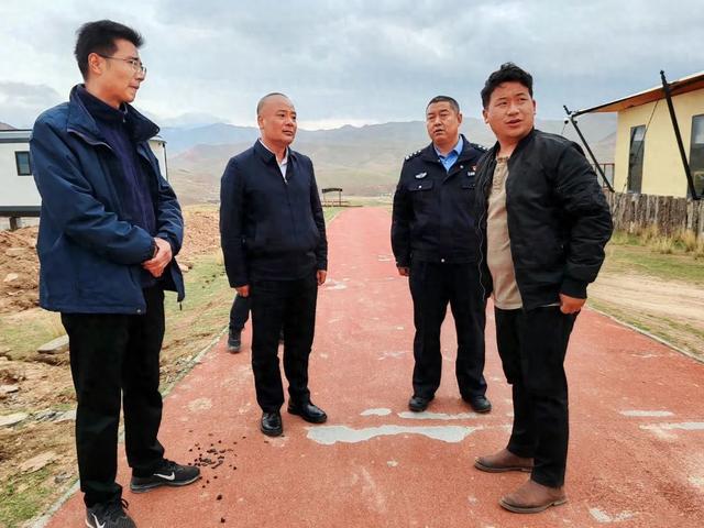 杨海强在甘加镇督查时米乐M6 M6米乐强调树牢“游客第一”理念优化景区环境、提升服务品质全力打造留得住、记得深、还想来的旅游目的地(图1)